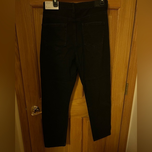 New with tags American Eagle highest rise mom jean in rocker black. Size 8 - Picture 2 of 2